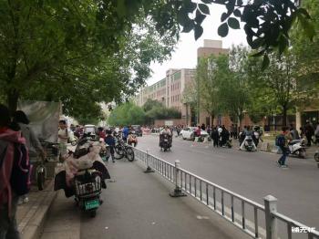 一手房东直租，学校正门口80平好位置商铺（行业不限）