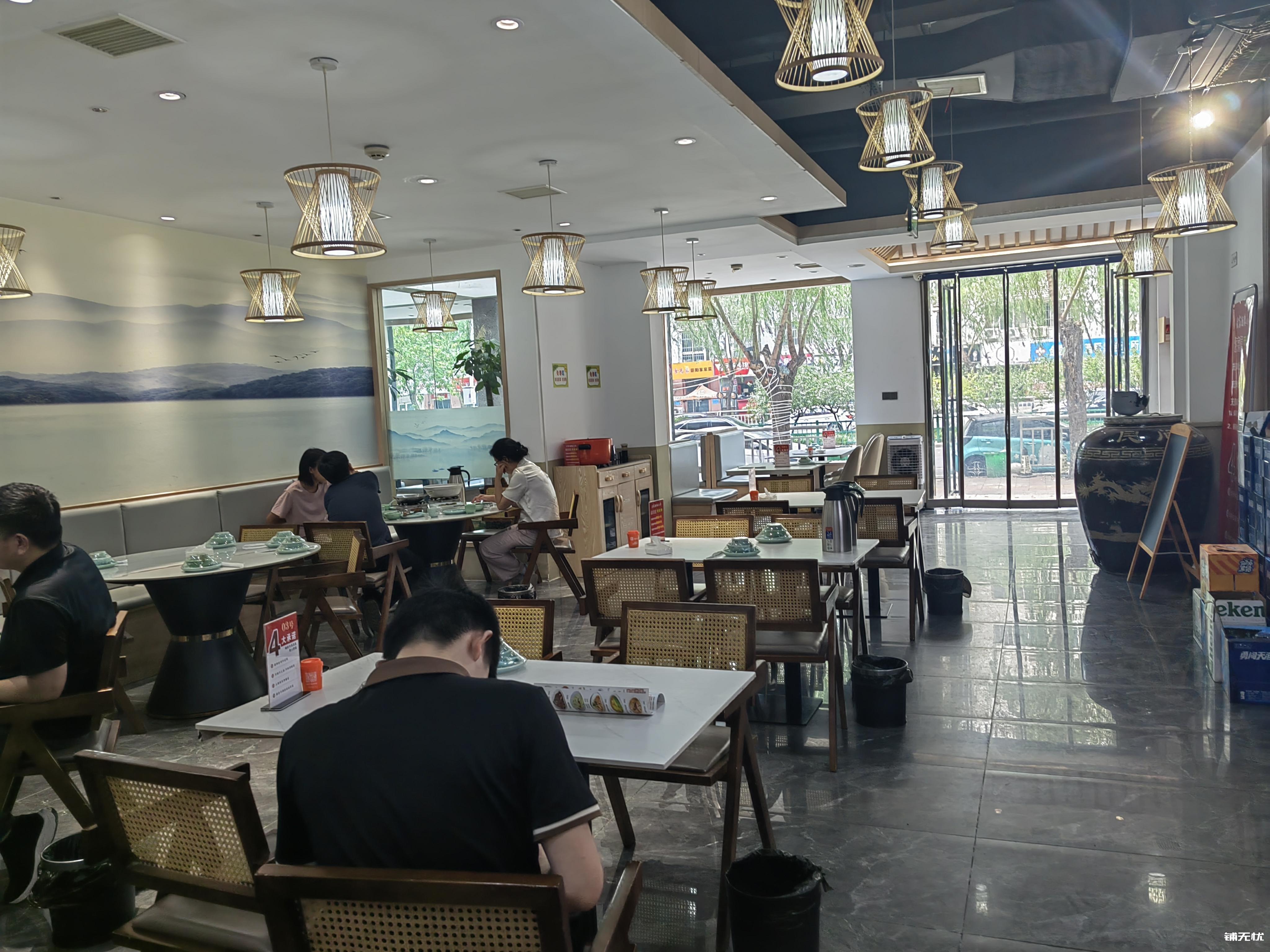 东区300多平豪华装修好位置饭店转让